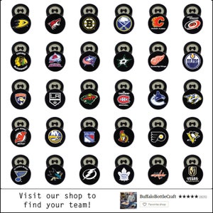 以下が含まれることがあります： NHLチームのボトルオープナー32個のセット。各オープナーは、中央にチームロゴが入った黒い円形です。ロゴはすべて異なり、NHLのさまざまなチームを表しています。ボトルオープナーは、8行4列のグリッド状に配置されています。画像の下部には、「ショップを訪れて、あなたのチームを見つけよう！」というテキストがあります。画像の右下には、「BuffaloBottleCraft」というテキストと、5つ星の評価と数字（825）が表示されています。