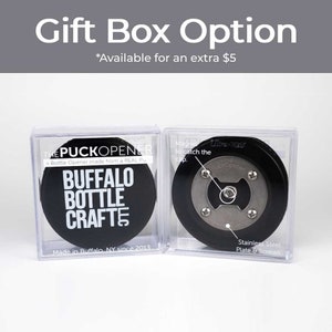 Peut inclure: Un ouvre-bouteille noir en forme de rondelle de hockey avec les mots "The Puckopener" et "Buffalo Bottle Craft" en texte blanc. L'ouvre-bouteille est dot&eacute; d'une plaque et de vis en acier inoxydable. Le texte "Made in Buffalo, NY since 2013" est imprim&eacute; au bas de la bo&icirc;te.