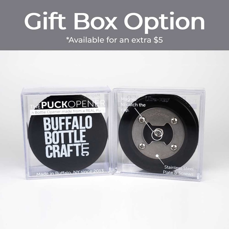 Peut inclure: Un ouvre-bouteille noir en forme de rondelle de hockey avec les mots "The Puckopener" et "Buffalo Bottle Craft" en texte blanc. L'ouvre-bouteille est dot&eacute; d'une plaque et de vis en acier inoxydable. Le texte "Made in Buffalo, NY since 2013" est imprim&eacute; au bas de la bo&icirc;te.