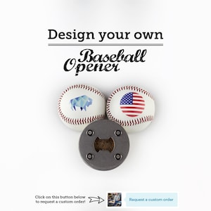 Pu&ograve; includere: Due palline da baseball con design diversi, una con un bufalo geometrico blu e bianco e l'altra con la bandiera americana, sono mostrate con un apribottiglie in metallo al centro. Il testo "Design your own Baseball Opener" &egrave; in alto nell'immagine. Il testo "Click on this button below to request a custom order!" &egrave; in basso nell'immagine.