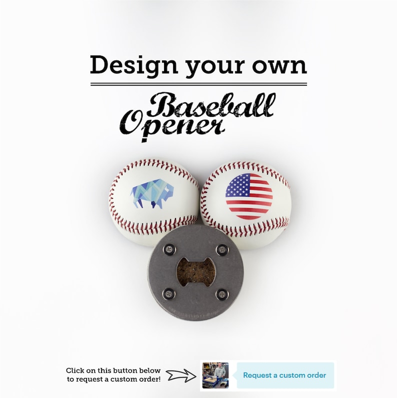 Pu&ograve; includere: Due palline da baseball con design diversi, una con un bufalo geometrico blu e bianco e l'altra con la bandiera americana, sono mostrate con un apribottiglie in metallo al centro. Il testo "Design your own Baseball Opener" &egrave; in alto nell'immagine. Il testo "Click on this button below to request a custom order!" &egrave; in basso nell'immagine.