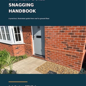 Op de afbeelding: Een boekomslag getiteld The New Build Snagging Handbook, Homeowner Series 001, door Andy Kerrigan, RPSA Tech. De omslag bevat een foto van de buitenkant van een huis van rode baksteen met een grijze voordeur en een wit kozijn.