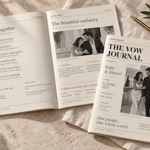 Op de afbeelding: Een trouwkrant getiteld The Vow Journal met een crèmekleurige omslag, zwarte tekst, een foto van een koppel en de namen Sofia en Daniel. Een opengeslagen pagina toont een trouwschema, tekst en een zwart-witfoto van het bruidspaar.