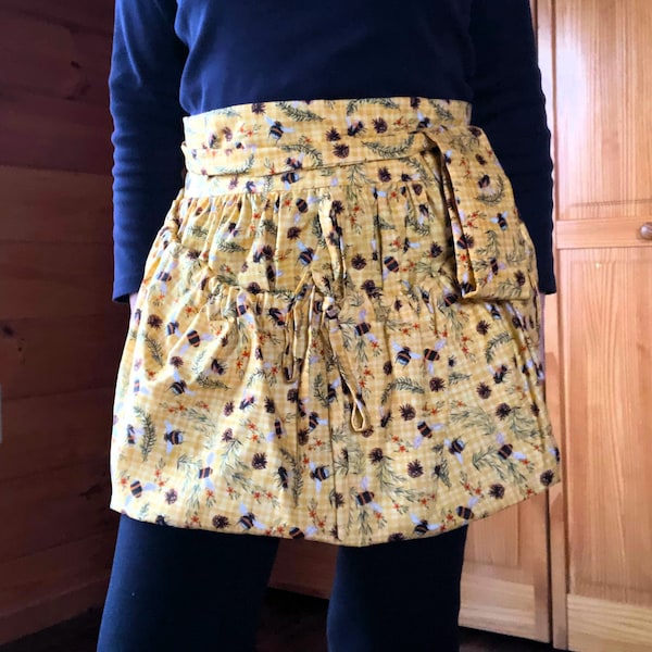 Gardening Apron, Bumble Bee Apron, Garden Apron, Gathering Apron, Harvest Apron, Egg Gathering Apron, Bee Print Apron, Bee Lovers Gift