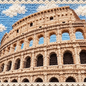 Può includere: Un arazzo all'uncinetto che raffigura il Colosseo di Roma, con filato color marrone e marrone chiaro per la struttura in pietra, un cielo azzurro brillante e nuvole bianche, incorniciato da un bordo decorativo all'uncinetto color crema.