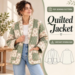 Op de afbeelding: Een doorgestikte jas met een patchworkontwerp van effen saliegroene vierkanten en crèmekleurige vierkanten met een bloemenpatroon. De jas heeft een sjaalkraag, lange mouwen en twee opgestikte zakken. Tekst: PDF SEWING PATTERN Quilted Jacket.