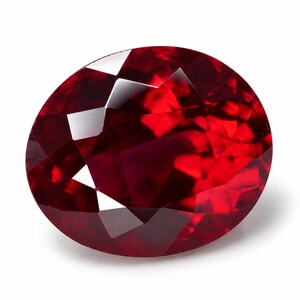 Könnte beinhalten: Ein leuchtend tiefroter Edelstein im Ovalschliff mit zahlreichen Facetten. Der Stein weist eine hohe Reinheit und Brillanz auf und reflektiert das Licht auf seiner polierten Oberfläche, wodurch ein komplexes Muster aus dunklen und hellen Rottönen entsteht.