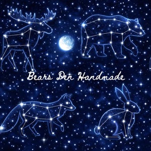 Op de afbeelding: Donkerblauwe stof met een sterrenbeeldpatroon. Het toont een eland, een beer, een vos en een konijn, elk omlijnd met witte lijnen, verbonden door sterren. De tekst "Bears Den Handmade" staat in witte letters.