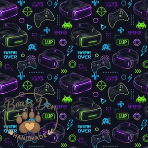 Può includere: Tessuto blu scuro con un motivo ripetuto di visori VR, controller di gioco e icone di giochi retrò in verde neon, viola e bianco. Sono incluse anche le parole "GAME OVER" e "1UP".