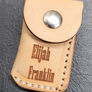 Bolsa de dinero para refrigerios para niños personalizada hecha de cuero Herman Oak, grabada con láser y personal.  Diseñado para adaptarse a bolsillos pequeños.
