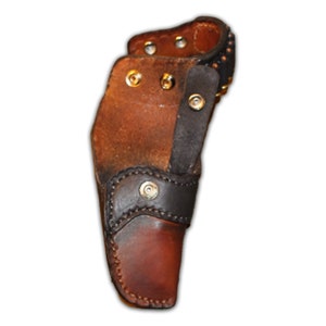 K&ouml;nnte beinhalten: Ein braunes Lederholster mit einem schwarzen Lederriemen und einem Druckknopfverschluss. Das Holster hat ein gen&auml;htes Design und mehrere Messing-Druckkn&ouml;pfe.