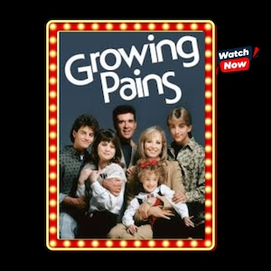 Może przedstawiać: Plakat promocyjny serialu telewizyjnego Growing Pains przedstawiający grupę pięciu osób pozujących razem. Tytuł Growing Pains jest napisany dużymi białymi literami u góry. W rogu znajduje się czerwono-biała grafika Watch Now.