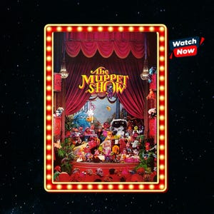 Może przedstawiać: Prostokątny plakat The Muppet Show przedstawiający scenę teatralną z czerwonymi kurtynami, licznymi postaciami Muppetów oraz obramowaniem z jarzącymi się żarówkami. Tekst The Muppet Show znajduje się na górze, z przyciskiem Watch Now.