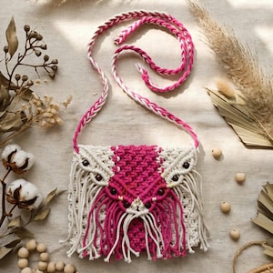 Bolso bandolera de macramé rosa y blanco hecho a mano, bolso cruzado estilo boho con flecos.