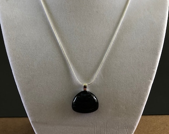 Pendentif en verre dichroique à rayures noires et violettes