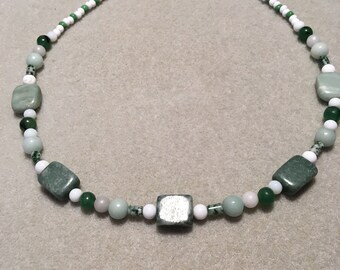 Marbre vert et collier de quartz