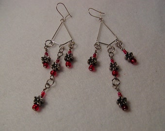 Boucles d'oreilles Chandelier de fleurs rouge et étain