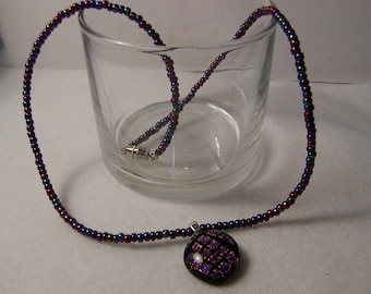 Violet perlé collier en verre dichroïque