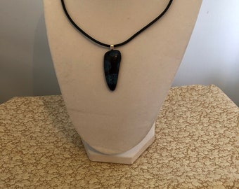 Collier de pendentif dichroique de points noirs et violacés
