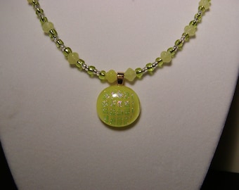 Collier de perles en verre dichroïque jaune