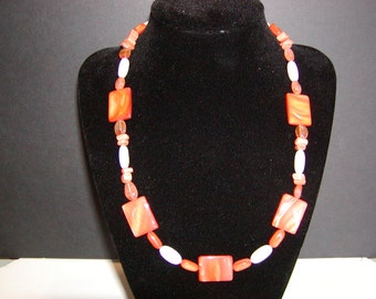Orange teint nacre de perle collier