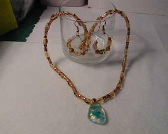 Or métal et en verre perles Boucles d’oreilles et collier en verre dichroïque