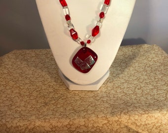 Collier pendentif dichroique rouge