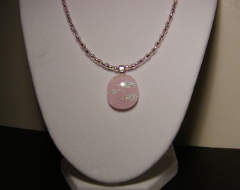 Collier rose en verre dichroïque