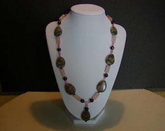 Collier de marbre gris Canyon avec des accents de roses et noirs