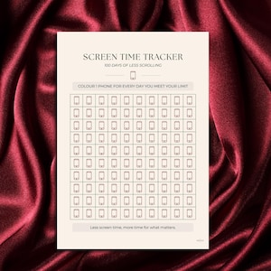 Peut inclure: Un suivi de temps d'écran sur papier crème avec le texte SCREEN TIME TRACKER 100 DAYS OF LESS SCROLLING. Il comporte une grille de 100 petites icônes de téléphone à colorier, avec l'instruction COLOUR 1 PHONE FOR EVERY DAY YOU MEET YOUR LIMIT.