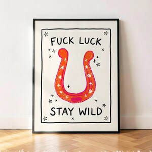 Stay Wild ホースシューポスター、オレンジスパークル 面白いウォールアートプリント