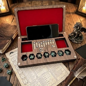 Peut inclure: Une boîte de jeu de table en bois avec un intérieur en velours rouge, comprenant une fente pour smartphone, un compteur intégré avec des billes métalliques pour les points de vie et six compartiments hexagonaux pour des dés polyédriques verts.