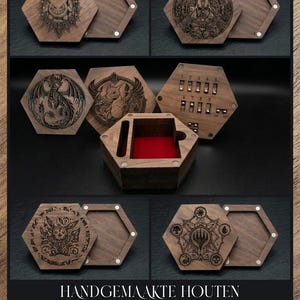 Peut inclure: Boîtes de jeu hexagonales en bois avec des gravures laser représentant un Gengar, Dark Vador, des dragons et des symboles. Elles possèdent des fermetures magnétiques, un intérieur en velours rouge et un compteur de points. Texte : HANDGEMAAKTE HOUTEN DECK BOXES.