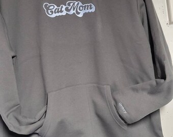 Cat Mom Gesticktes Rundhals-Sweatshirt mit Tasche und Namen auf dem Ärmel