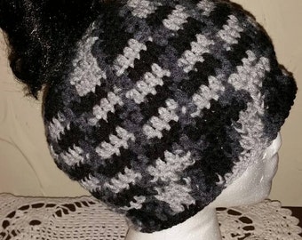 Messy Bun Pony Tail Mütze in gehäkelten Kohledruck