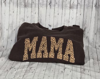 刺繍入りクルーネッククロップドスウェットシャツ、ヒョウ柄フォントで「Mama」の刺繍入り