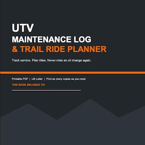 Op de afbeelding: Een donkergrijs UTV-onderhoudslogboek en trailritplanner met oranje tekst. De omslag bevat de titel UTV MAINTENANCE LOG & TRAIL RIDE PLANNER, de ondertitel Track service. Plan rides. Never miss an oil change again., en een sectie voor THIS BOOK BELONGS TO:.