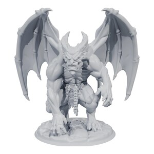 Puede incluir: Una figura miniatura de resina de color gris claro sin pintar de un demonio alado con anatomía musculosa, cuernos y garras afiladas. La criatura se muestra en una postura agachada y agresiva sobre una base circular con alas detalladas.