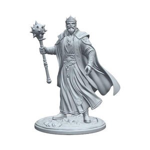 Może przedstawiać: Jasnoszara, niepomalowana figurka miniaturowa przedstawiająca brodatego króla w koronie i długich, powłóczystych szatach. Postać stoi na okrągłej podstawie i trzyma w prawej dłoni kolczastą maczugę, z widocznym detalem zbroi na ramionach i klatce piersiowej.