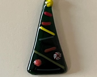 Tarjeta navideña única hecha a mano con adorno de árbol de vidrio fusionado artesanal.