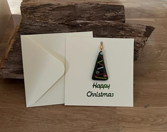 Tarjeta navideña única hecha a mano con adorno de árbol de vidrio fusionado artesanal.