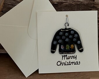 Tarjeta navideña con jersey festivo de vidrio fusionado, recuerdo desmontable hecho a mano.