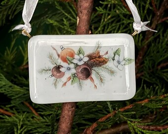 Tarjeta navideña única hecha a mano con adornos de vidrio fusionado artesanal y bellotas para decorar el árbol. Un recuerdo único.