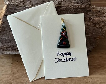 Tarjeta navideña única hecha a mano con adorno de árbol de vidrio fusionado artesanal.