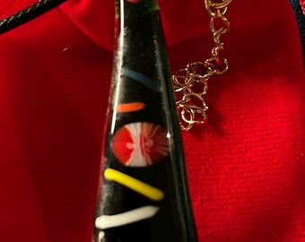 Exclusivo colgante artesanal de árbol de Navidad con cordón negro ajustable.