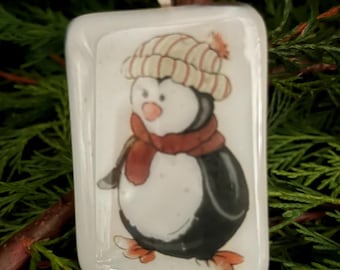 Adorno navideño de pingüino de vidrio fusionado hecho a mano (Scotland Studio)