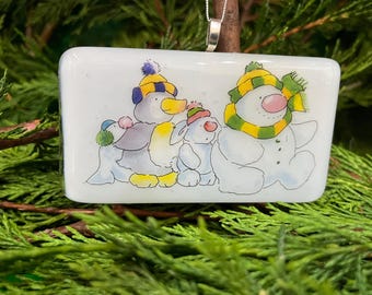 Tarjeta navideña única hecha a mano con adorno de árbol de Navidad de muñeco de nieve de vidrio fusionado artesanal.