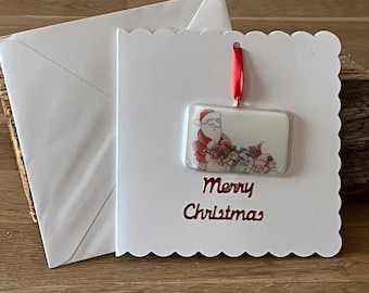 Tarjeta navideña única hecha a mano con Papá Noel y juguetes de vidrio fusionado artesanal para decorar el árbol. Recuerdo.