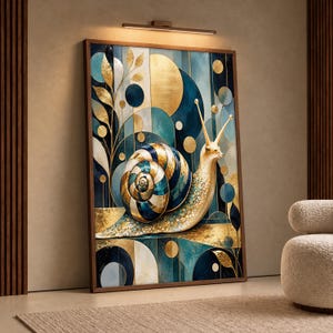 Puede incluir: Una lámina de arte enmarcada que muestra un caracol con una concha en espiral de color dorado metálico y azul profundo. El fondo presenta círculos geométricos y líneas verticales en tonos azul verdoso, marino y oro, con motivos de hojas.