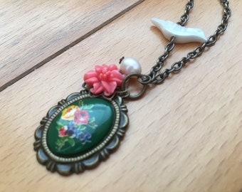 Green necklace, spring necklace, boho necklace, oval necklace, vintage jewelry, antique necklace, bird charm necklace, nature inspired